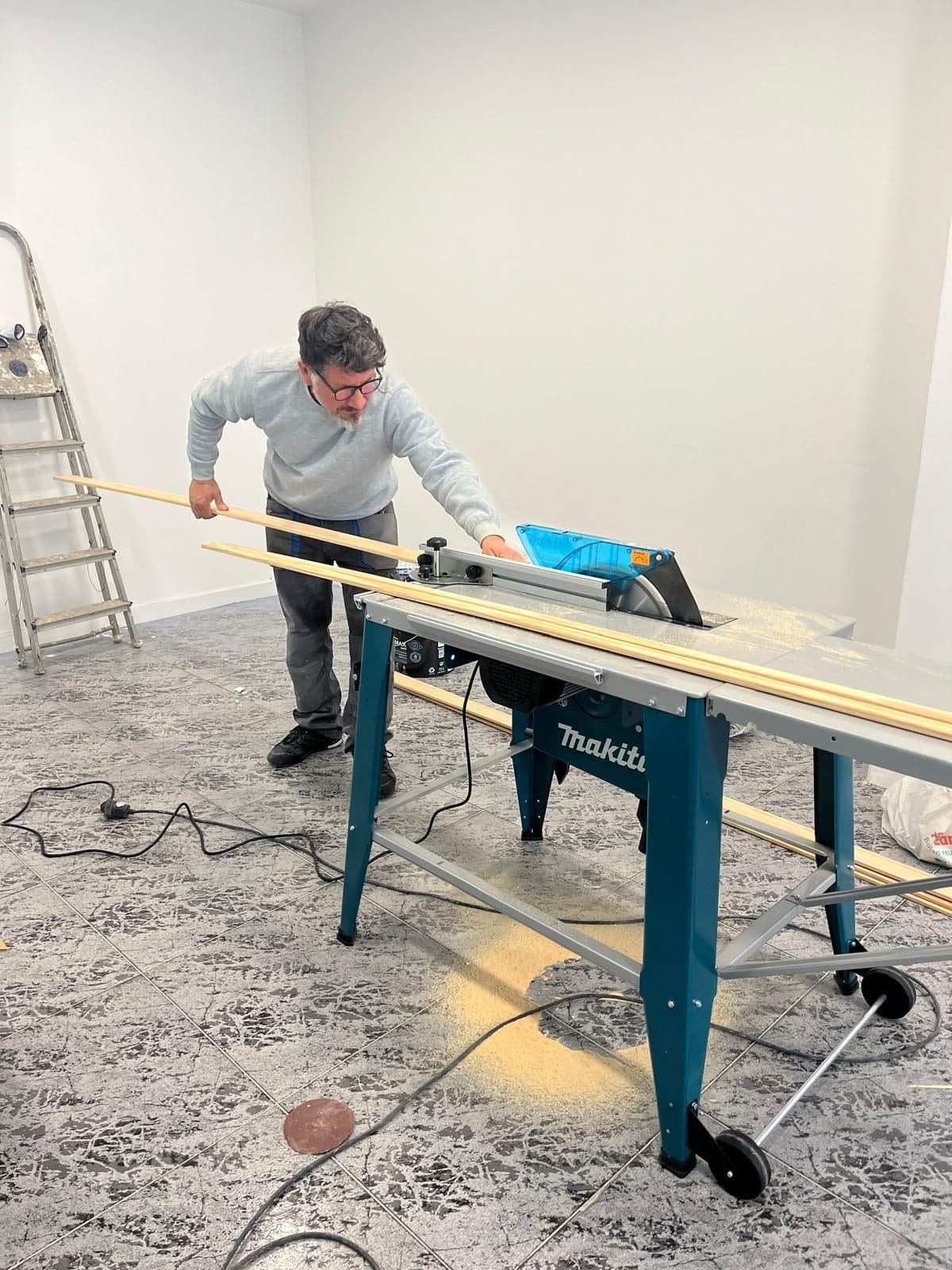 Víctor, fundador de Victech, trabajando la madera en su taller de Vigo